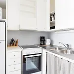 Private Flat, Balcony & Spacious Bathroom, Seamless Check In